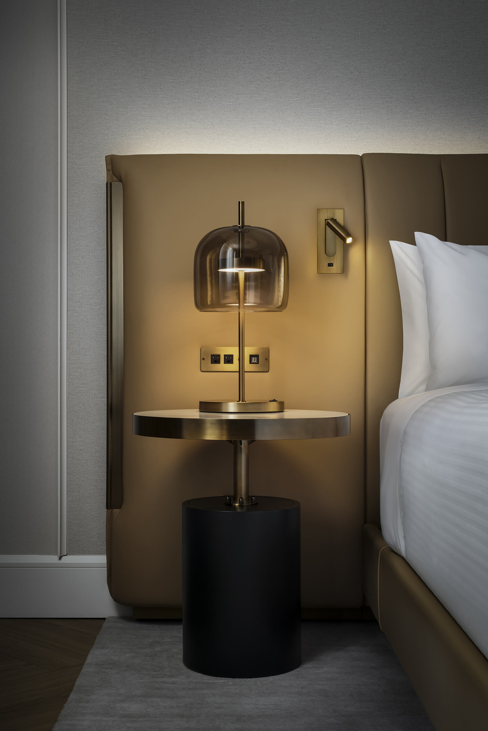 VogueMontrealDeluxeKingBedSideDetailcopy